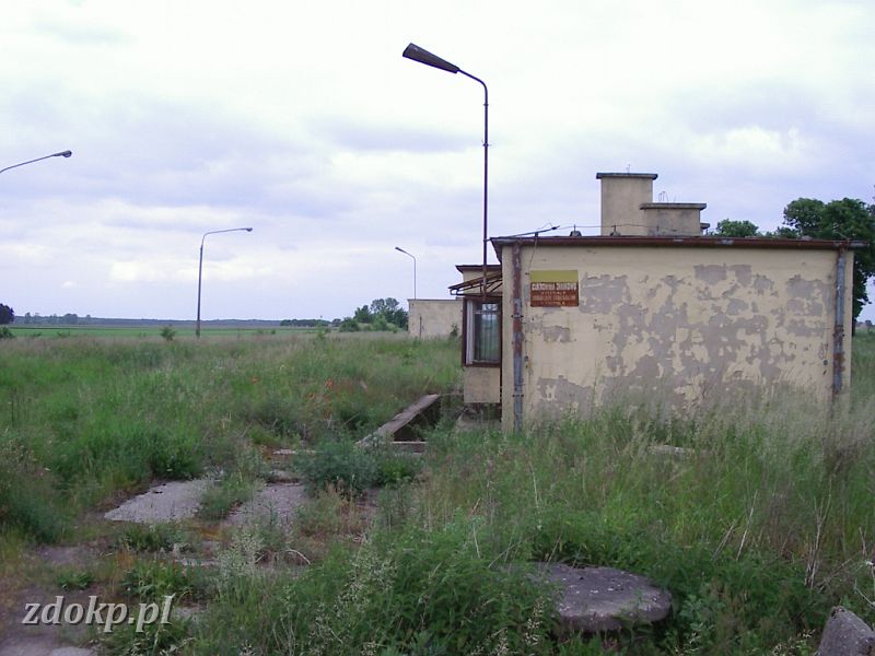 2005-06-06.071 popowo kosc budynki przystacyjne.JPG - stacja Popowo Kocielne - budynki suace kiedy do obsugi Cukrowni Janikowo.